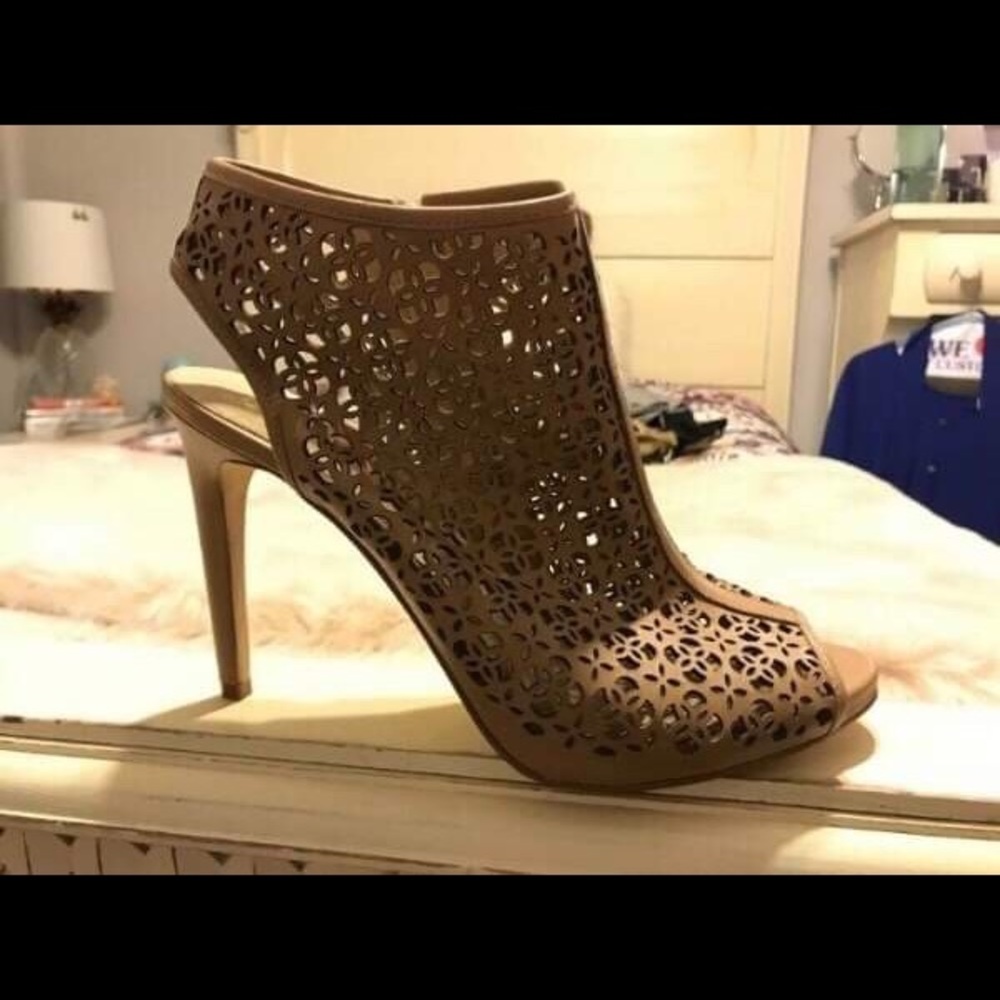 Ann Taylor Billie Cutout Bootie, Size 9